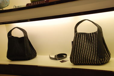 夏利豪2011春夏女士箱包新品發(fā)布 優(yōu)雅與實用的完美邂逅